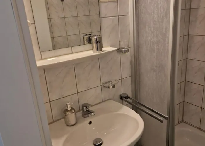 Nina ゲストハウス ティスノ